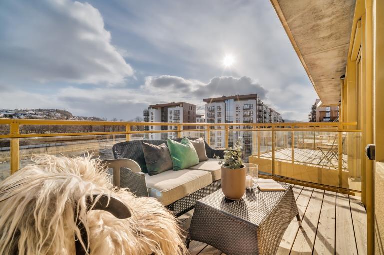 I 4.etasje oppnår man en flott utsikt og man kan nyte gode solforhold på balkongen fra morgen til ettermiddag